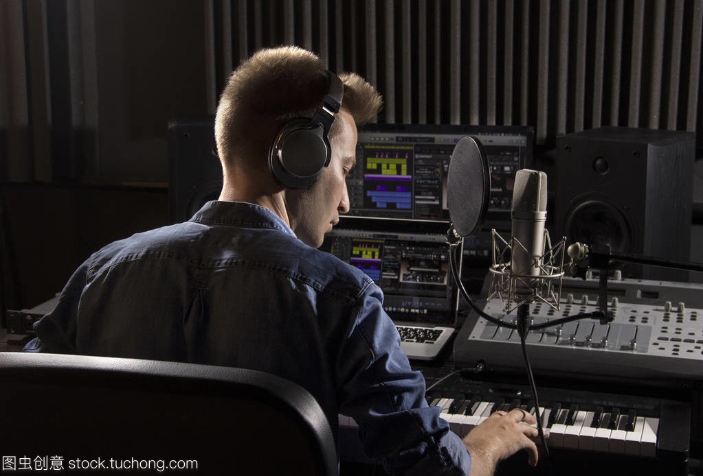 现代音响室中的音乐家 录音制作的艺术与科技融合