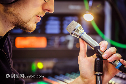 录音室里的年轻对话 从麦克风纽扣到专业设备